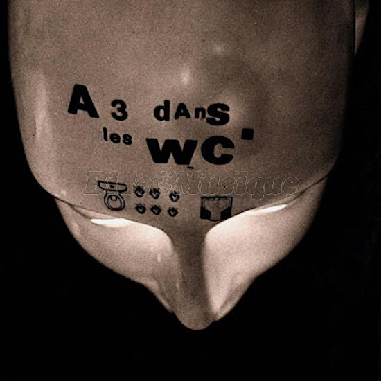 À Trois Dans Les WC - À Trois dans les WC